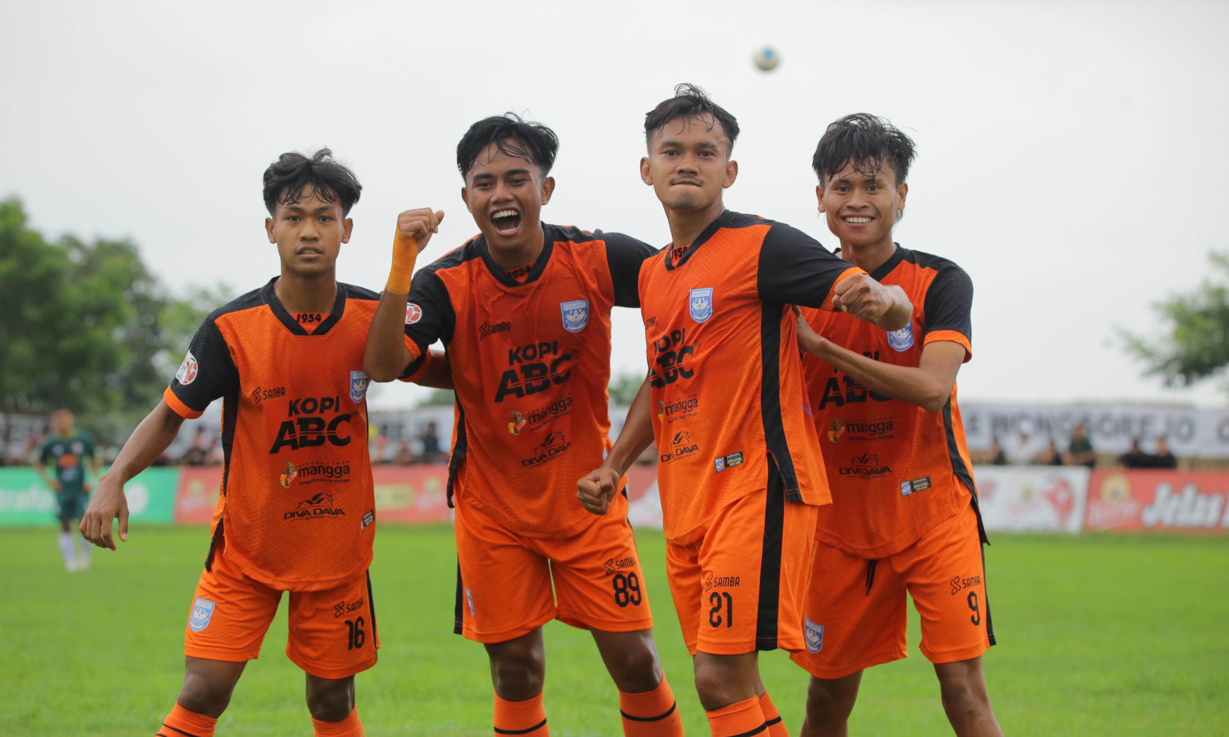 BARU SATU POIN: Pemain Persipro 54, Pandu Winata (paling kanan) seusai cetak gol saat melawan Mitra Surabaya, Selasa (21/1). Sore nanti Persipro akan kembali berlaga.