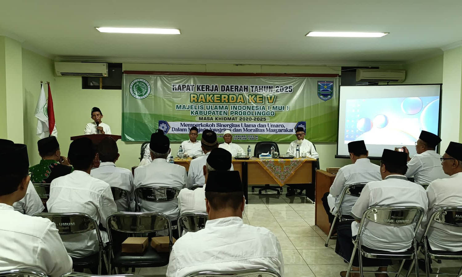BAHAS PERSOALAN: Rakerda yang digelar MUI Kabupaten Probolinggo, Rabu (22/1).