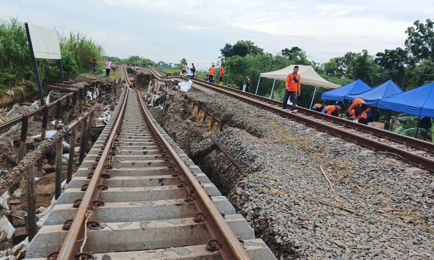 BANJIR: Akibat banjir gogosan dan rel di antara Stasiun Gubuk - Stasiun Karangjati jadi menggantung, Selasa (21/1). Dua KA tujuan Daop 9 Jember mengalami keterlambatan.