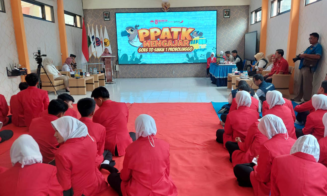 BIAR PAHAM: Kepala Disdikbud Kota mewakili Pj Wali Kota memberikan sambutan acara PPATK Goes To SMKN 1 Probolinggo, Rabu (22/1).
