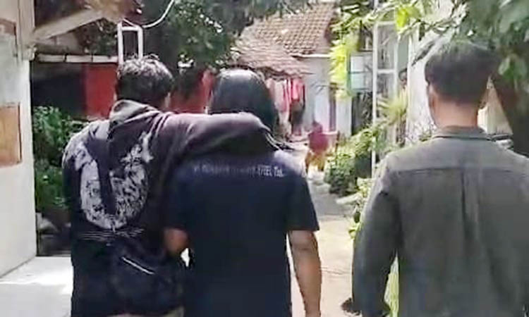 DITANGKAP: Tersangka pencurian kotak amal, AS, saat dijemput pihak kepolisian dari rumahnya.