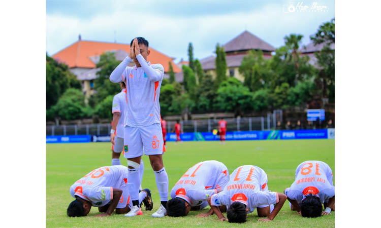WUJUD SYUKUR: Penggawa Persekabpas bersujud dan berdoa setelah memenangi laga melawan NZR Sumbersari dengan skor 2-0.