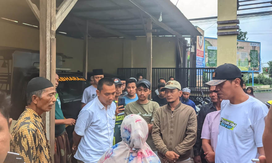 KORBAN: Ebit (tengah) saat melaporkan kasus yang menimpa dirinya ke Polsek Wonoasih, Selasa (21/1).