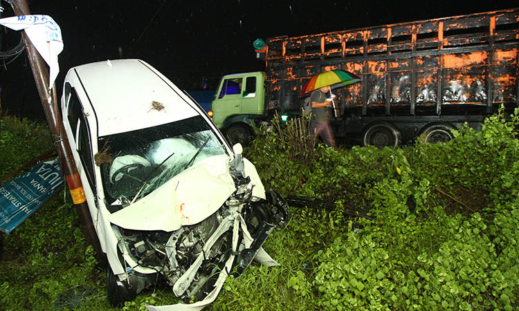 RINGSEK: Mobil Daihatsu Sigra yang diseruduk KA Blambangan Ekspres Senin (20/1) malam. Kecelakaan itu diklaim KAI, imbas kelalaian pengendara mobil.
