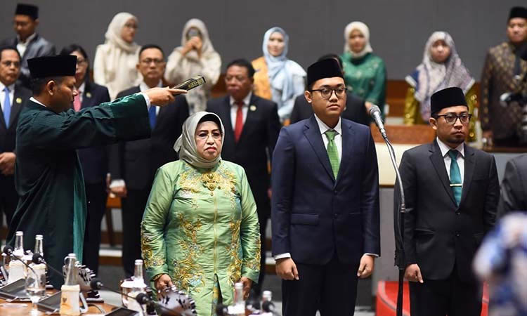 DILANTIK: Anisah Syakur (baju hijau) yang menggantikan Faisol Riza dan Muhammad Hilman Mufidi (tengah) yang menggantikan Irsyad Yusuf sebagai anggota baru DPR RI melalui proses pergantian antarwaktu.