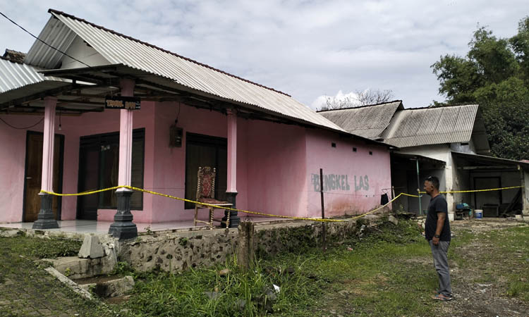 GARIS POLISI: Rumah dan bengkel milik Supriadi, 52, tempat korban ditemukan tewas tertelungkup di atas ranjang