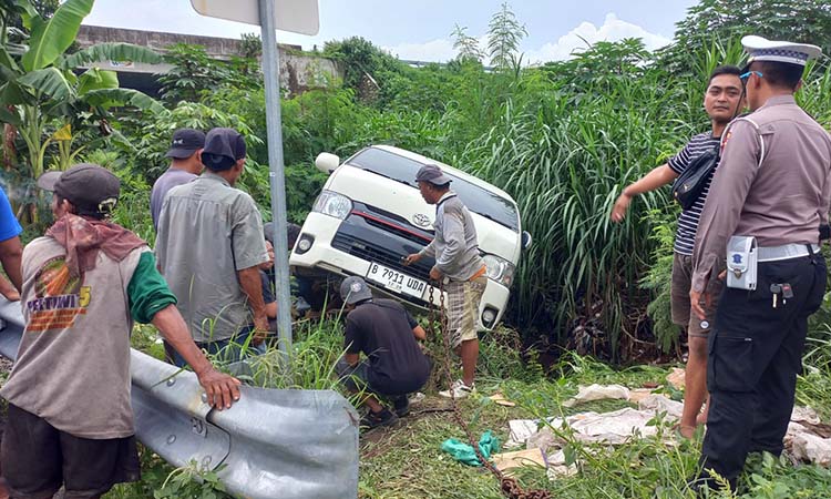 EVAKUASI: Petugas Satlantas Polres Probolinggo Kota saat melakukan evakuasi mobil Toyota Hiace yang nyungsep ke sungai di Jalan Raya Sukapura, Desa Muneng Kidul. (Inneke Agustin/ Radar Bromo)
