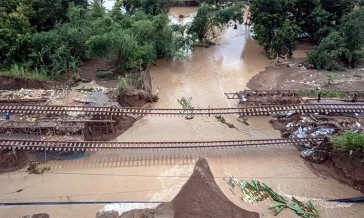 Foto dari udara jalur Kereta Api yang amblas karena terdampak banjir di Grobogan, Jawa Tengah. (Foto: ANTARA FOTO/Aji Styawan)