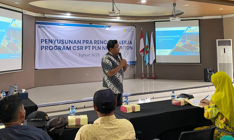 TANGGUNG JAWAB LINGKUNGAN: Assistant Manager SDM, Umum dan CSR PLN Nusantara Power UP Paiton Martinus Tega Ardhi Pramartha saat menyampaikan soal kegiatan penyusunan