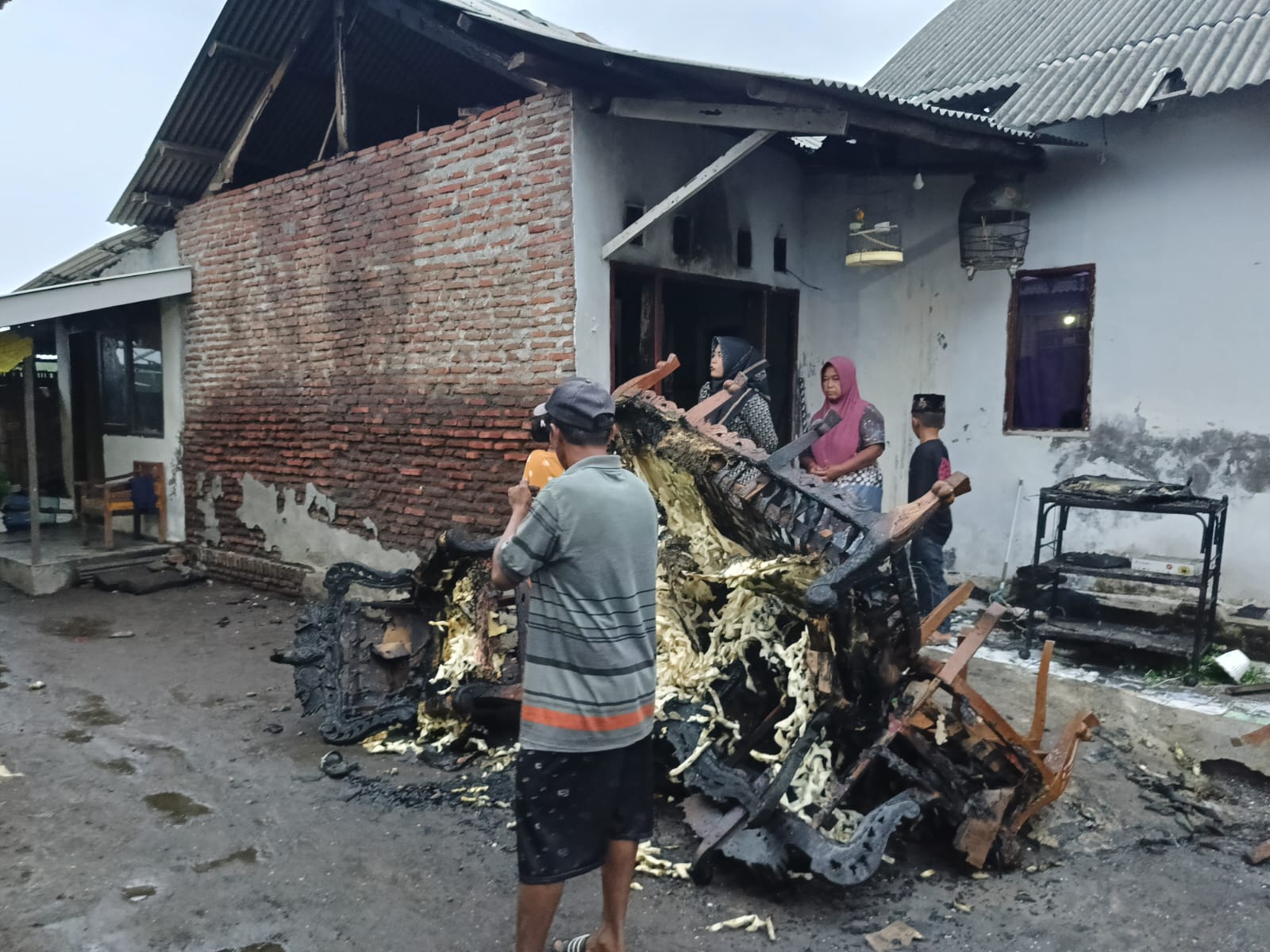 HANGUS: Ruang tamu rumah pasutri di Pesisir, Gending, Kabupaten Probolinggo terbakar usai keduanya cekcok.