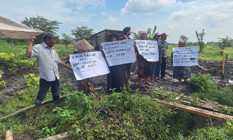 Sejumlah warga saat melakukan aksi unjuk rasa menolak pemasangan pipa gas milik PT Indonesia evergreen di Pasuruan.