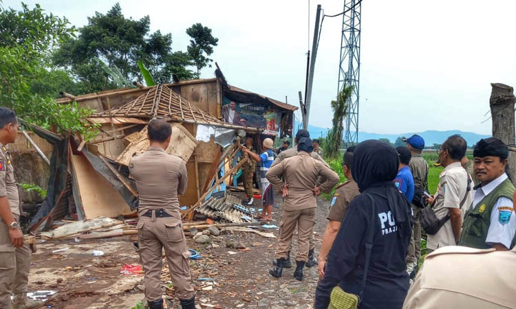 DIBONGKAR: Personel Satpol-PP membongkar warung esek-esek di Desa Sumberanyar, Kecamatan Paiton yang meresahkan masyarakat.