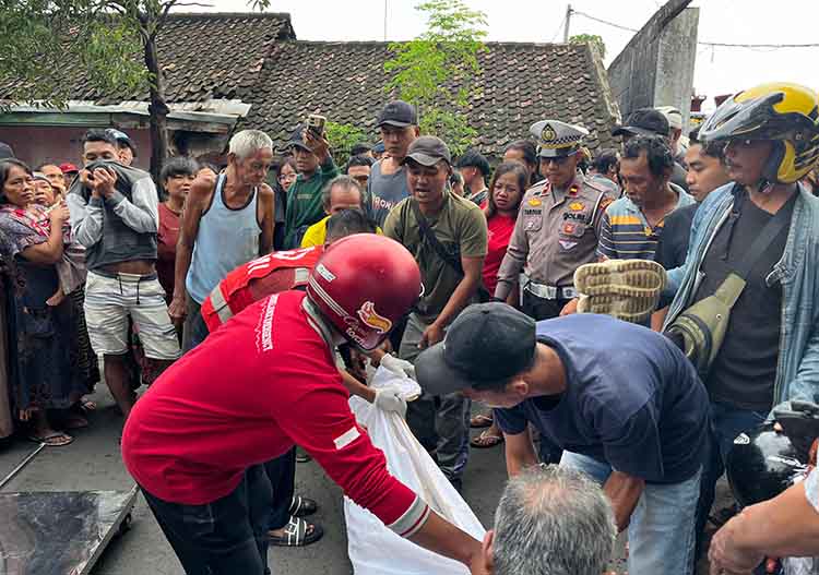 LAKA: Petugas kepolisian Satlantas Polres Probolinggo Kota saat melakukan evakuasi korban laka di Jalan Raya Lumajang, Kelurahan Kebonsari Wetan, Kecamatan Kanigaran, Kamis (23/1) pagi.