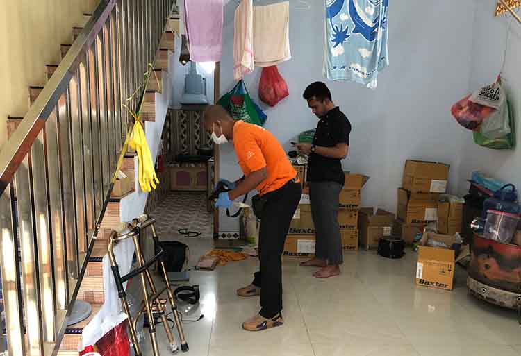 OLAH TKP: Anggota Satreskrim Polres Probolinggo Kota melakukan olah TKP di rumah Steven, di Kelurahan Sukabumi, Kecamatan Mayangan, Kota Probolinggo, Kamis (23/1).