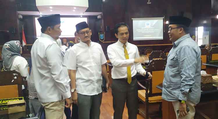 KOMPAK: Ketua Panja Penanganan Pupuk Muchlis (kanan) berbincang dengan pimpinan DPRD Kabupaten Probolinggo.&nbsp;Usai rapat paripurna pembentukan Panja Penanganan Pupuk.