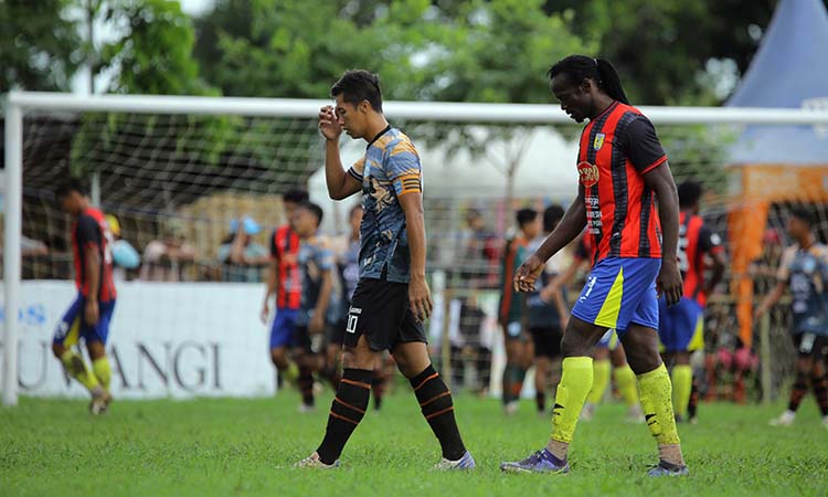 KANS LOLOS MENIPIS: Striker Persipro 54 Risdianto (kiri) gagal mempersembahkan kemenangan untuk timnya melawan Banyuwangi Putra.