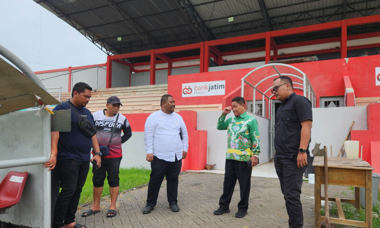 SURVEI: Jajaran manajemen Persekabpas meninjau Stadion R Soedarsono, Pogar, Bangil. Persekabpas berniat berlaga apik di hadapan supporter saat berlaga di enam besar nanti.