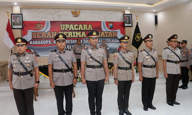 DILANTIK: Para perwira Polres Pasuruan saat menjalani sumpah jabatan. Mereka dimutasi untuk penyegaran.