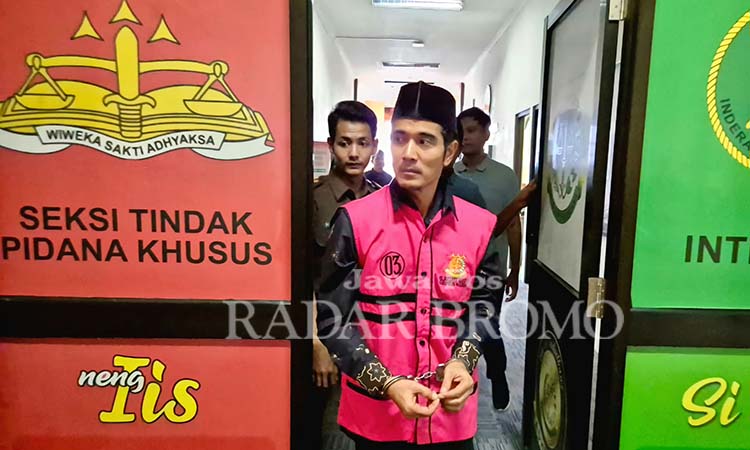 Erwin Setiawan alias ES yang berstatus Pegawai Tidak Tetap (PTT) di Dinas Pendidikan dan Kebudayaan Kabupaten Pasuruan saat dikeler ke tahanan. (Busthomi/ Radar Bromo)