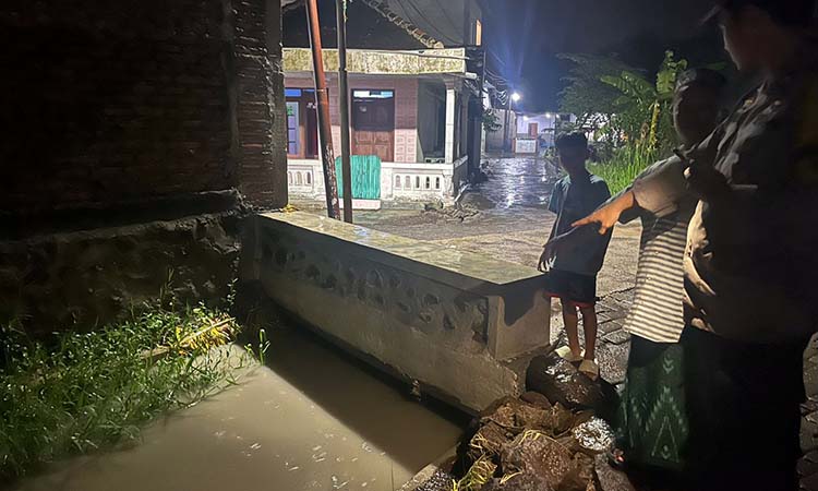 TKP: Lokasi korban ditemukan tenggelam  oleh tetangganya.