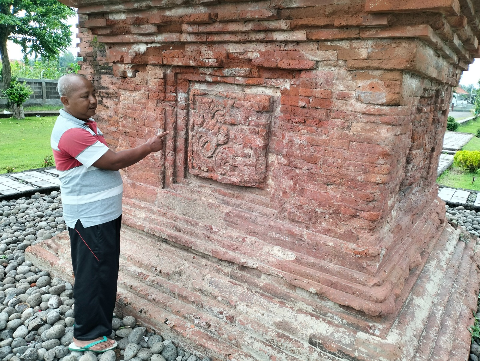 UKIRAN: Relief bunga padma atau teratai yang melambangkan kemakmuran. Relief bunga ini, hanya ada pada sisi luar yakni sisi sebelah barat dan selatan.