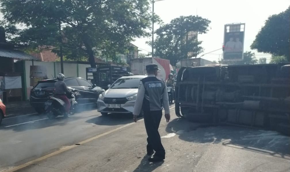 TERGULING: Truk boks bernomor polisi W 9726 UL yang dikemudikan Bagas Wicaksono, 26, warga Desa Karangsari, Kecamatan Neglasari, Kota Tangerang, terguling di Jalan Raya Rejoso, Kecamatan Rejoso.