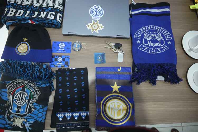 PERNAK PERNIK: Sejumlah pernak pernik Inter Milan milik Johan Dwi Angga dan Teguh Aris Setyawan yang merupakan fans Inter Milan di Kota Probolinggo
