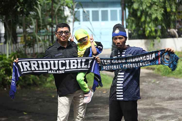 FANS BERAT: Johan Dwi Angga bersama rekannya Teguh Aris Setyawan (kanan) dengan syal klub Inter Milan.