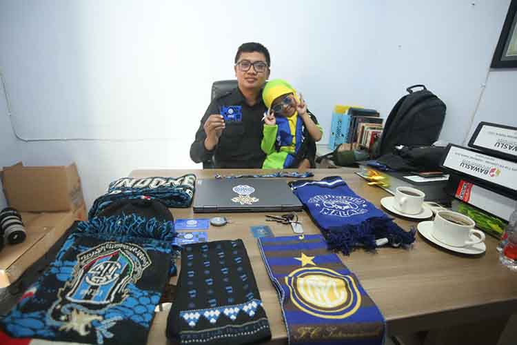 ANAK INTER MILAN: Johan Dwi Angga bersama putrinya Nerazzurra di Kantor Bawaslu Kota Probolinggo. Anaknya dinamai Nerazzurra, karena cintanya terhadap Inter Milan.