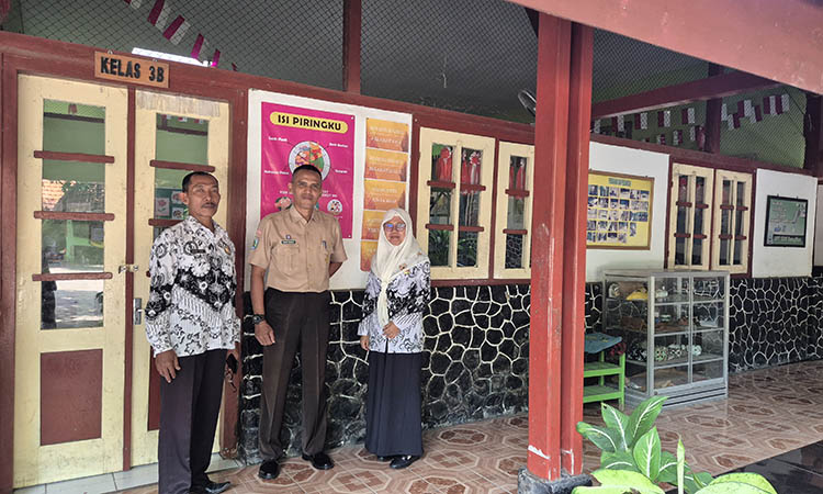 UTUH: Bangunan ruang guru dan kelas di sisi barat. Meski dibangun pada era kolonial Belanda, bangunan tersebut masih tampak utuh.