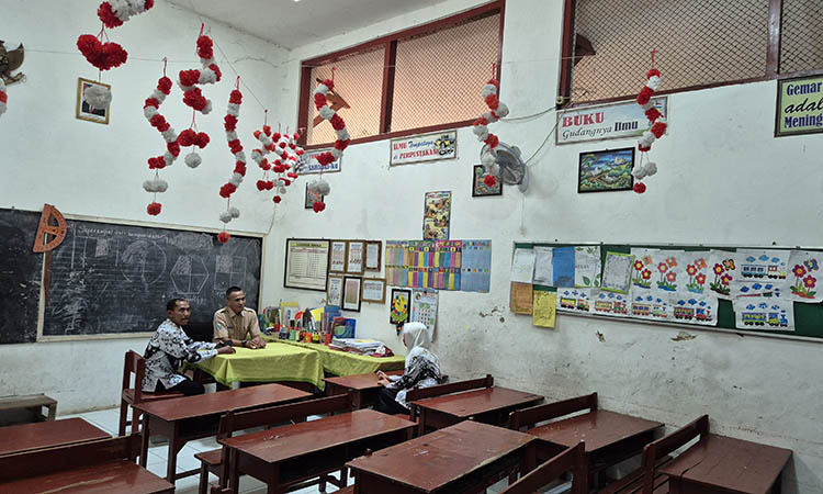 LAYAK: Salah satu ruang kelas di SDN Bangilan. Selain meja dan kursi, bangunannya juga masih utuh.