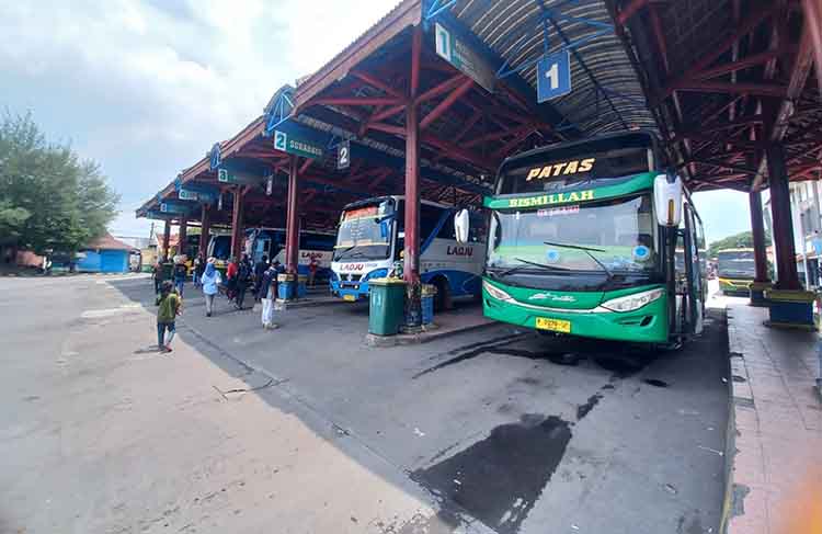 RAMAI: Sejumlah bus menunggu penumpang di Terminal Bayuangga Kota Probolinggo, Minggu (26/1).