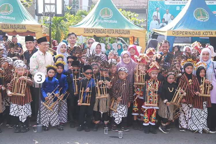 Bunda PAUD Kota Pasuruan Suryani Firdaus Adi Wibowo, S.Sos.I., M.I.Kom. me-launching ekstrakurikuler angklung di Gebyar SD Al Kautsar 2025, Sabtu (25/1).