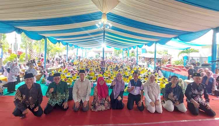 Bunda PAUD Kota Pasuruan Suryani Firdaus Adi Wibowo, S.Sos.I., M.I.Kom (tengah) didampingi Kepala SD Al Kautsar Mustakin, S.Pd.I., S.Pd. (empat dari kanan) dan Pengurus Yayasan Al Kautsar di hadapan r
