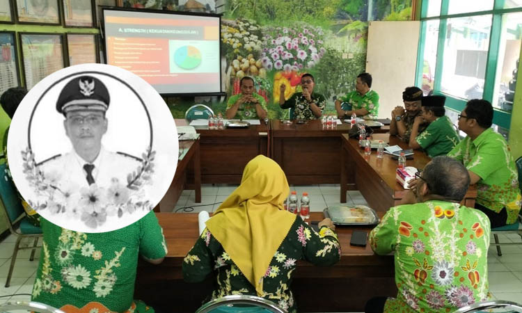 Camat Tutur Herdwi Kurniawan (pegang mik), semasa hidup saat pemaparan dengan sejumlah OPD di Kantor Kecamatan Tutur.