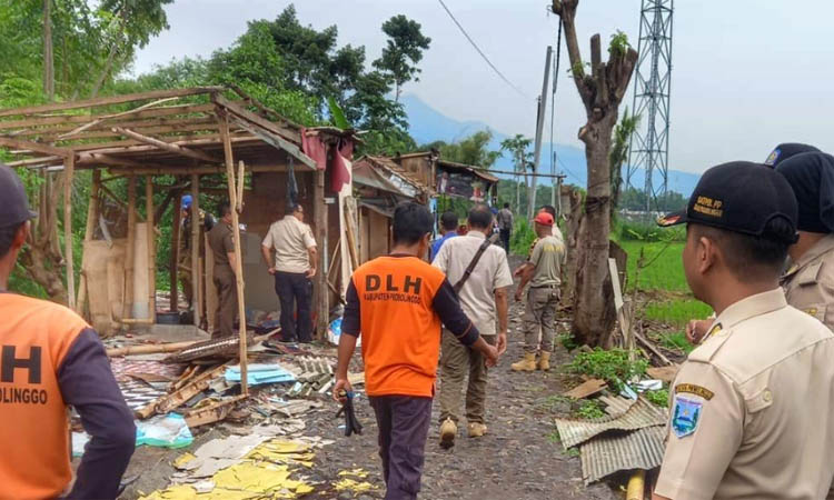 DIPANTAU: Warung esek-esek di Desa Sumberanyar yang dibongkar beberapa waktu lalu. Karena berpotensi dibangun lagi, tempat ini diawasi Satpol PP.