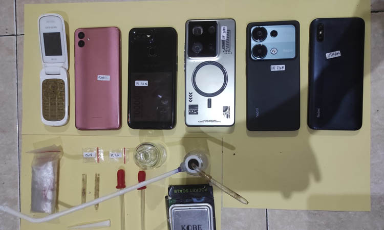 MAU DIPAKAI PESTA: Barang bukti yang diamankan dari empat orang saat penggerebekan.