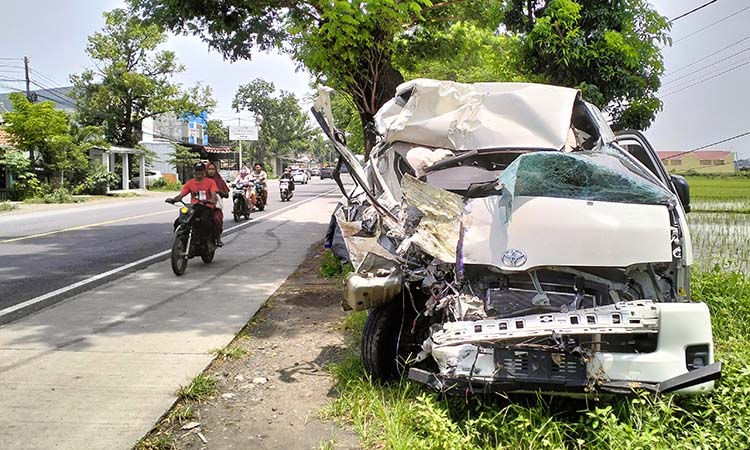 RINGSEK: Kondisi Hiace yang tertabrak truk di Paiton, Probolinggo. Tiga orang meninggal dalam insiden tersebut. (Arianto/ Radar Bromo)
