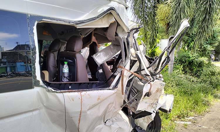 RINGSEK PARAH: Kondisi Hiace yang tertabrak truk di Pantura Paiton, Kabupaten Probolinggo. (Arianto)