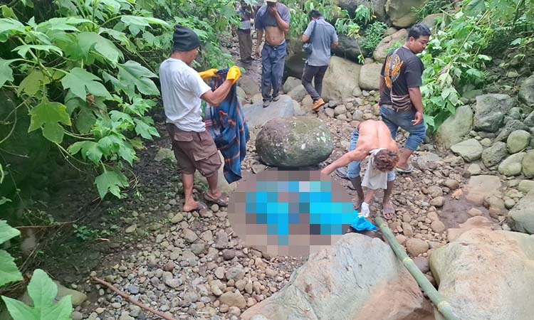 Petugas dan warga saat berupaya mengevakuasi jenazah Mrs X lansia.