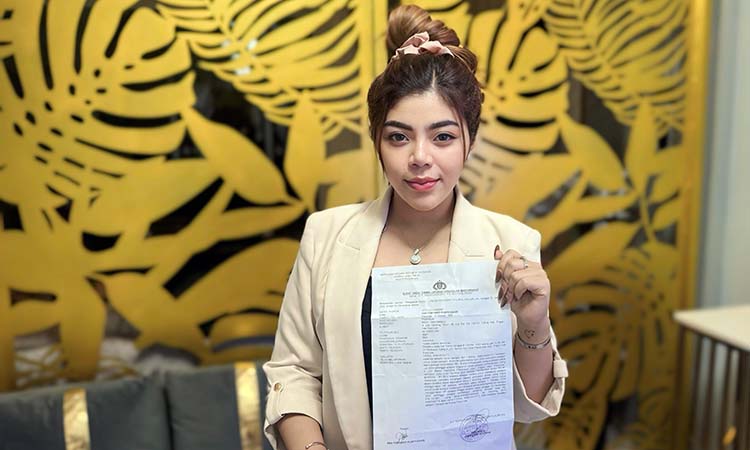 LAPORAN: Selebgram asal Prigen yang juga pengusaha, Febby Morena sesaat setelah melaporkan rekan kerjanya, FK, 27, pada Rabu (22/1).