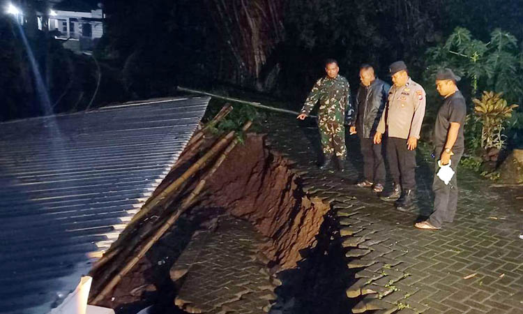 TIMPA KANDANG: Ambrolnya TPT di Desa Lumbangrejo, Kecamatan Prigen, Kabupaten Pasuruan. Insiden itu membuat material reruntuhan menimpa kandang sapi.