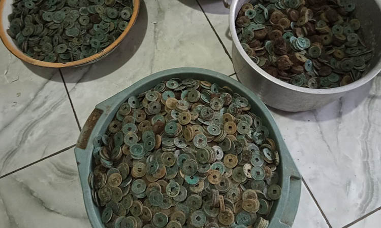 KUNO: Koin kuno yang ditemukan Tariyo saat menggali tanah untuk menanam kubis. Rencananya, uang kuno itu disimpan untuk kemudian dijual.