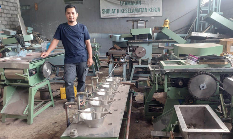 BASIC PENGUSAHA: Dasno yang kini menjadi anggota DPRD Kota Probolinggo, tetap turun mengawasi proses pembuatan mesin pembuat mie mentah di gudangnya.