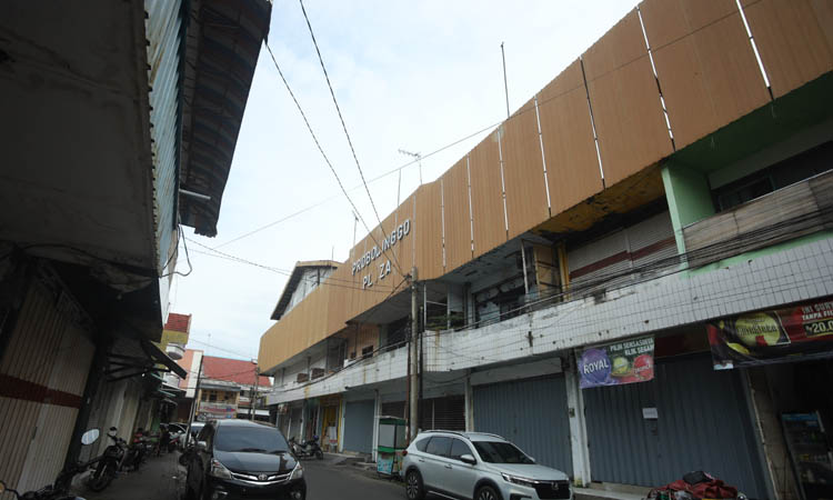 BERPOLEMIK LAGI: Plaza Probolinggo yang berlokasi di Jalan Panglima Sudirman. Ada penghuni di tempat ini yang menggugat ke tata usaha negara karena persoalan izin.
