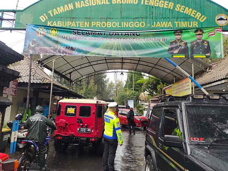 LIBURAN: Sejumlah kendaraan masuk ke kawasan Gunung Bromo melalui Pintu Masuk Cemoro Lawang, Kabupaten Probolinggo, Senin (27/1).