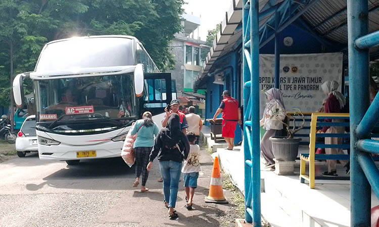 MENINGKAT: Jumlah penumpang bus di Terminal Tipe A Pandaan mengalami peningkatan jika dibandingkan kondisi normal. Kondisi ini dipengaruhi adanya momen libur panjang.