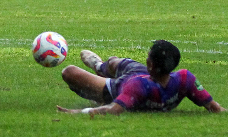 IMBANG: Pemain RANS Nusantara saat membawa bola.