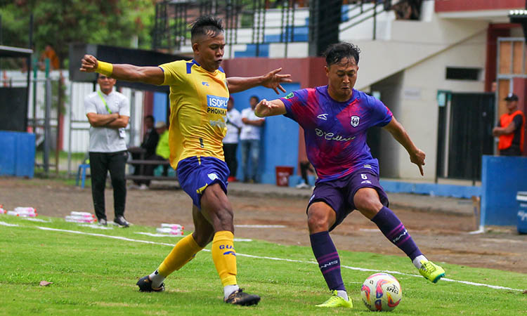BEREBUT: Pemain RANS Nusantara berusaha menjaga bola dari rebutan lawan.