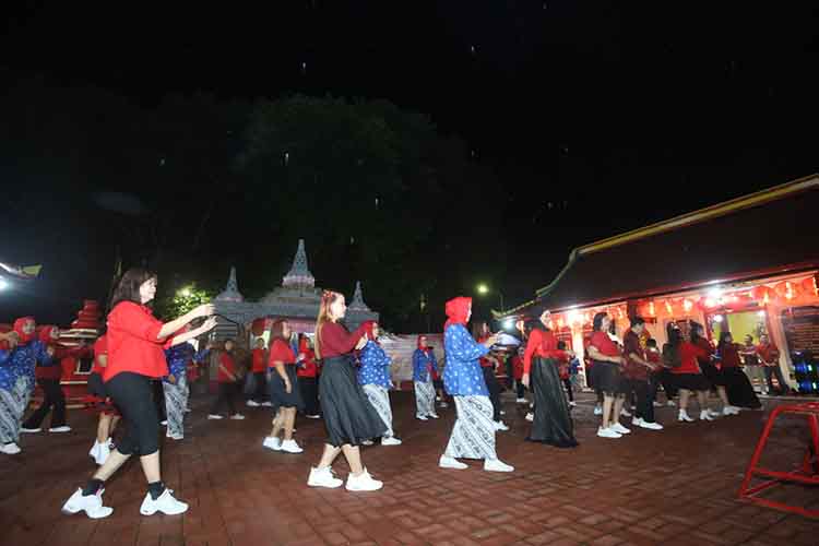 MERIAH: Tri Dharma Line Dance ketika tampil dalam perayaan Imlek di TITD Sumber Naga Kota Probolinggo, Selasa (28/1) malam.